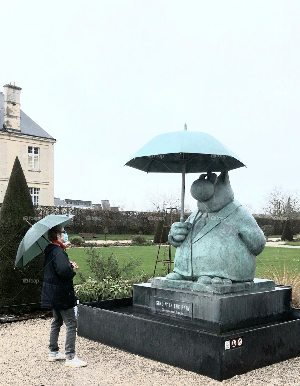 the cat with umbrella in Caen