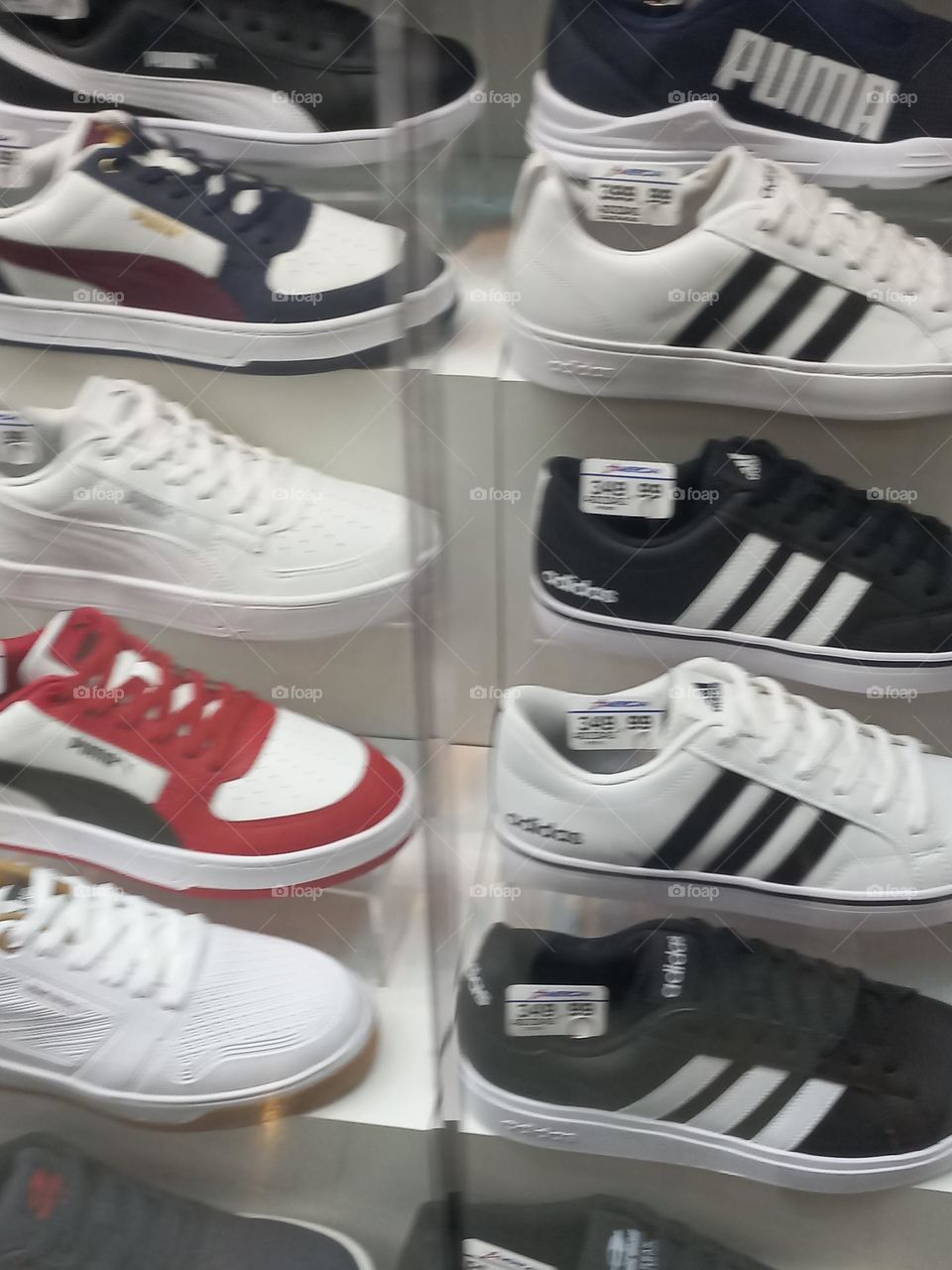 Tênis é o calçado com  estilo e, conforto, para  para o dia a dia. O tênis deve ser confortável,  leve e oferecer um ajuste adequado ao formato do seu pé. Isso garantirá conforto  e segurança,  evitando problemas,  como bolhas e dores nos pés