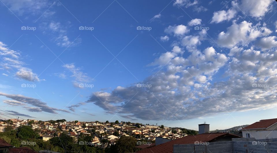 Now: 6 pm, and look what a blue sky we have today.  Warmth and lots of inspiration: that's what we like. / Agora: 18h00, e olhe só que céu azul temos hoje. Calor e muita inspiração: é o que gostamos.