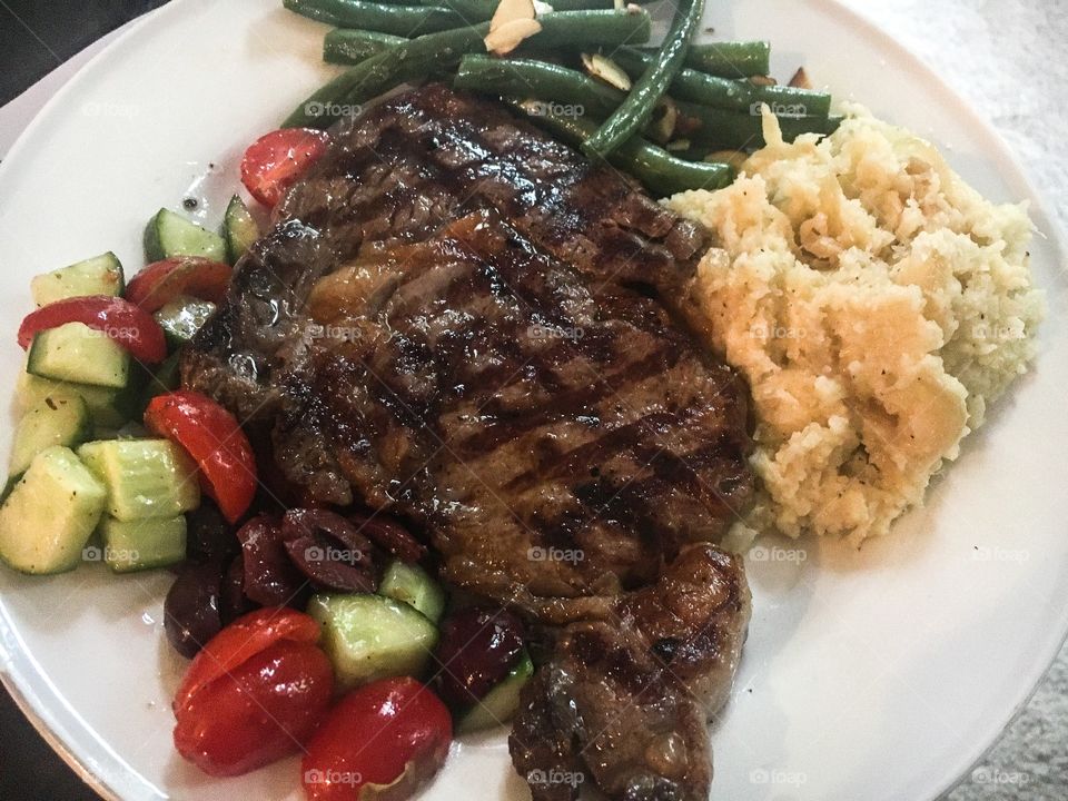 Grilled steak with cauliflower mash and veggies