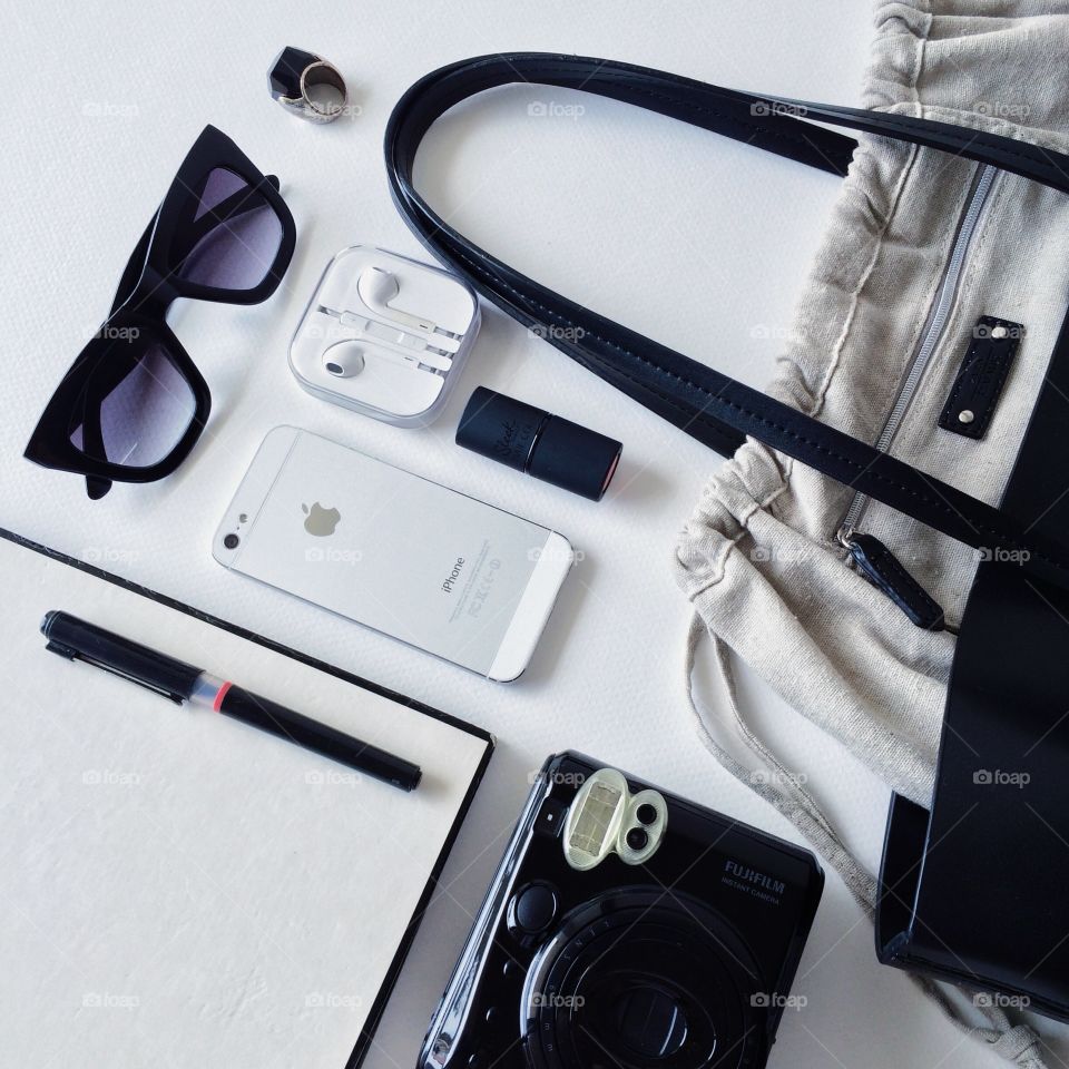 Black and white stuff. What's in your bag?
In my bag with black and white items in daily life