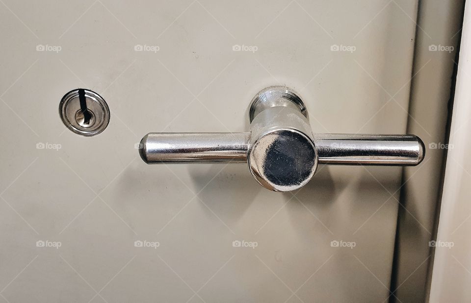 Vault handle
