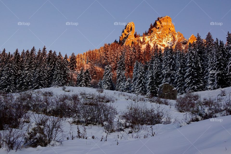 Lueurs de feu sur le mont César (Alps, France)