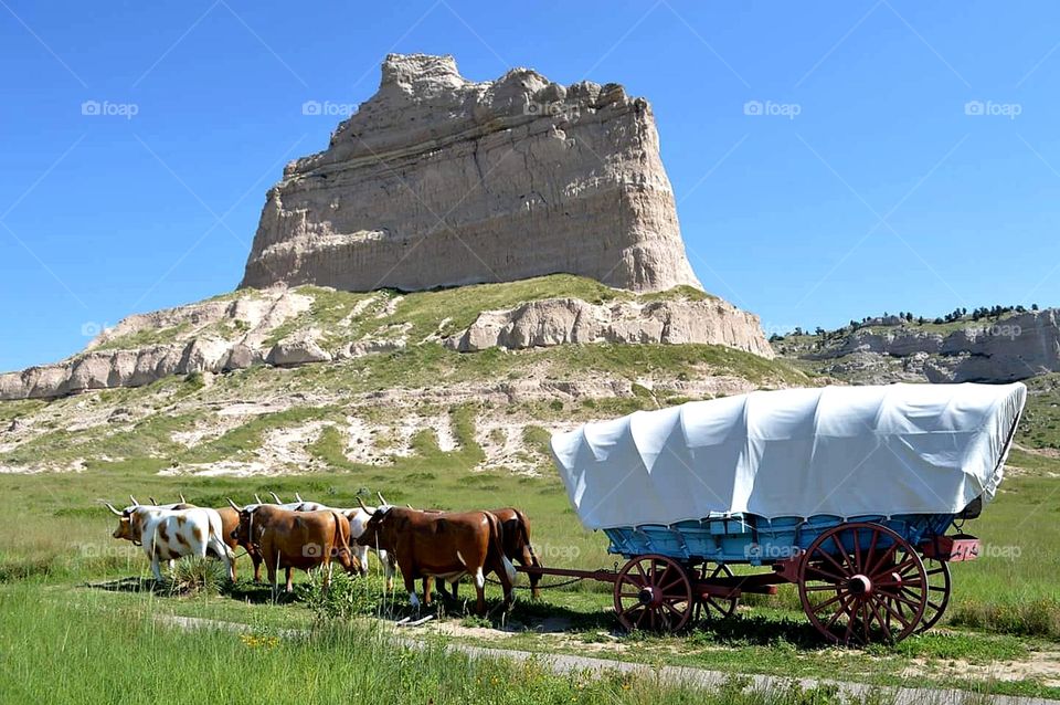 Wagon in front of Scotts Bluff National Monument, NE