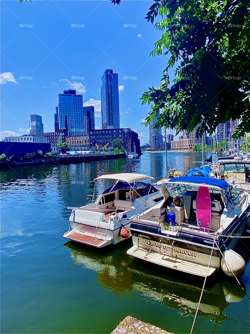 On a bright sunshiny day „Newtown Creek“ by the „Pulaski Bridge“ in LIC, Queens shows a radiance and intensity that fills the senses with an unabridged beauty unlike any other place I know. 2023. Hypnotic Productions