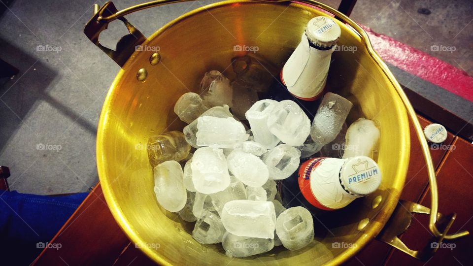 Baldinho de gelo com cervejas.