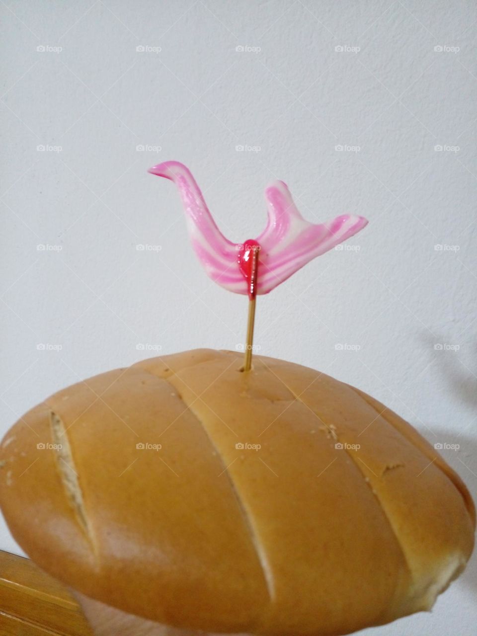 Candy for children in the form of a cock It is specialized in the island of Djerba and is made only in the month of Ramadan Underneath is a circular bread