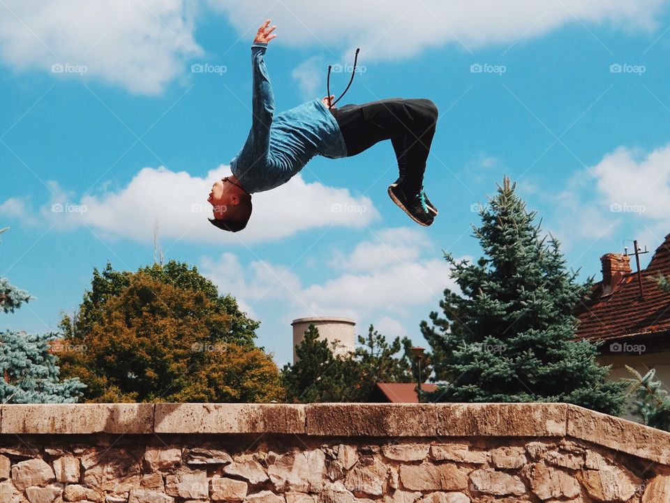 Gravity. A parkour frozen moment...