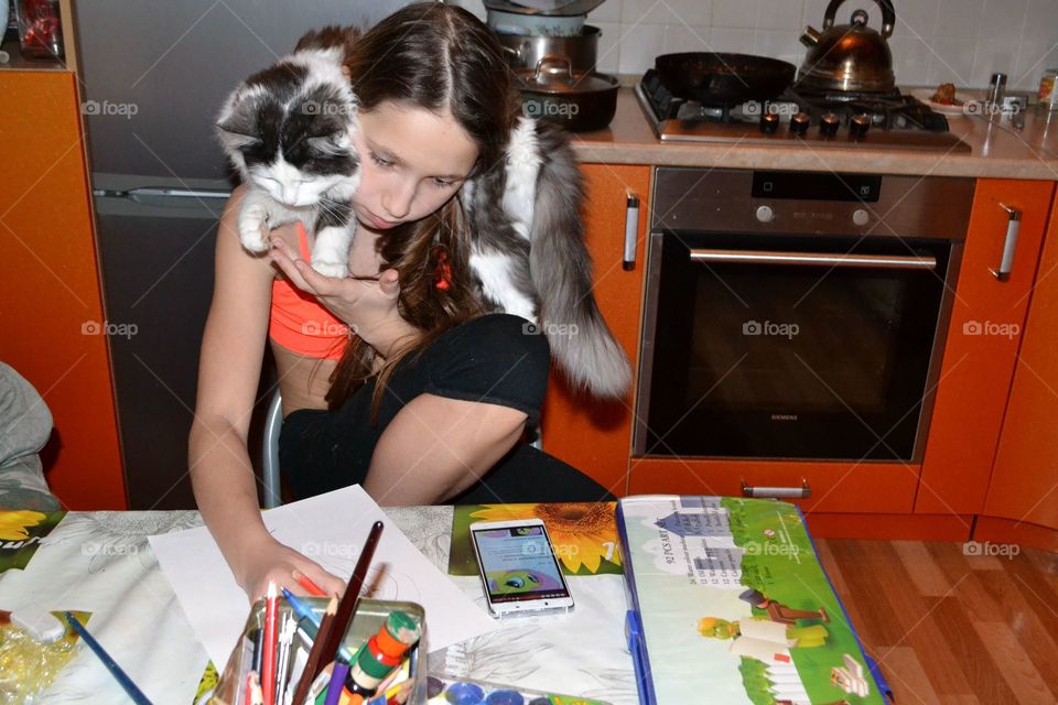 girl with a cat draqs