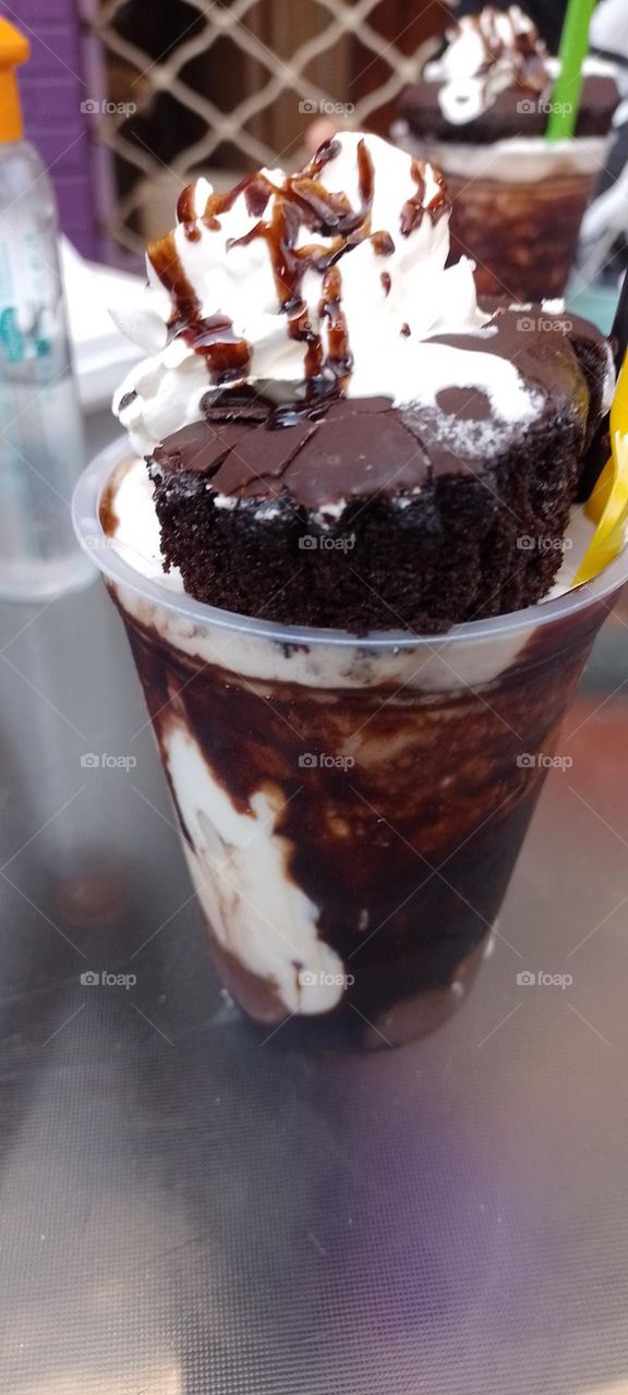 postre helado con torta de chocolate  arriba y crema