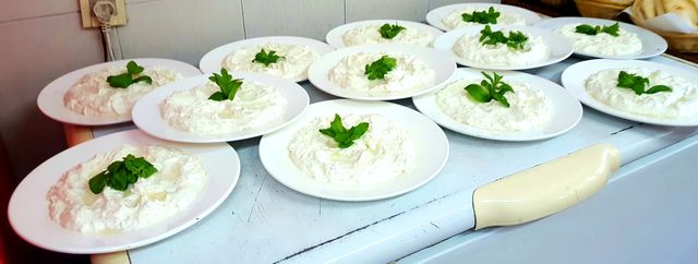 Arabic food. Foto tomada dentro de la cocina de restaurante Arabe . Previo a salir al salon para ser desgustada. Recien hecha.