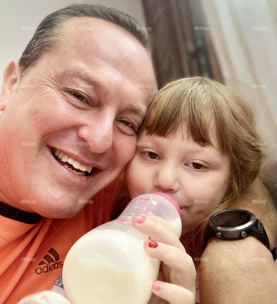 Who wants a delicious baby bottle?  Drinking milk and smiling at the same time: my daughter's sweet thing… / Quem quer uma mamadeira deliciosa? Tomar leite e sorrir ao mesmo tempo: coisa doce da minha filha…