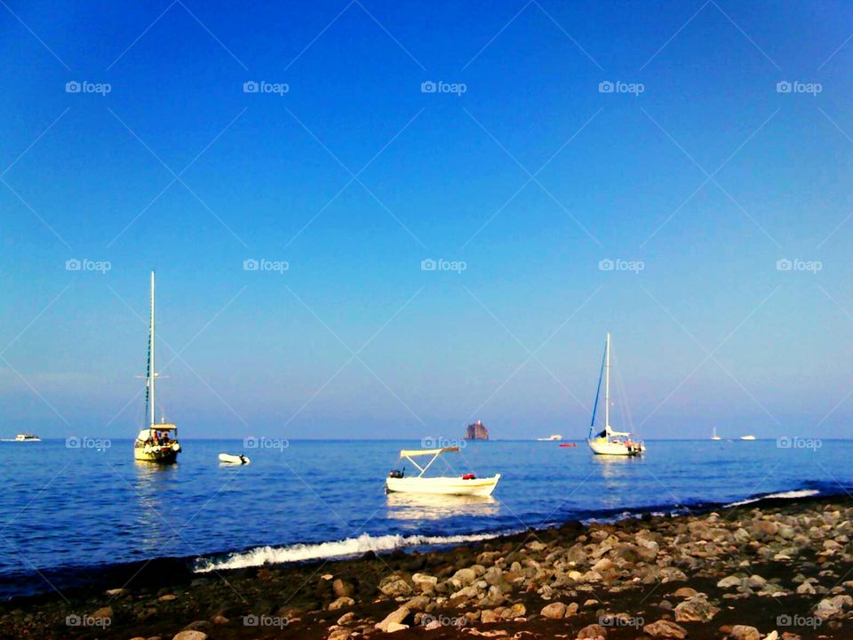 Beach og Stromboli Island ( Italy ).