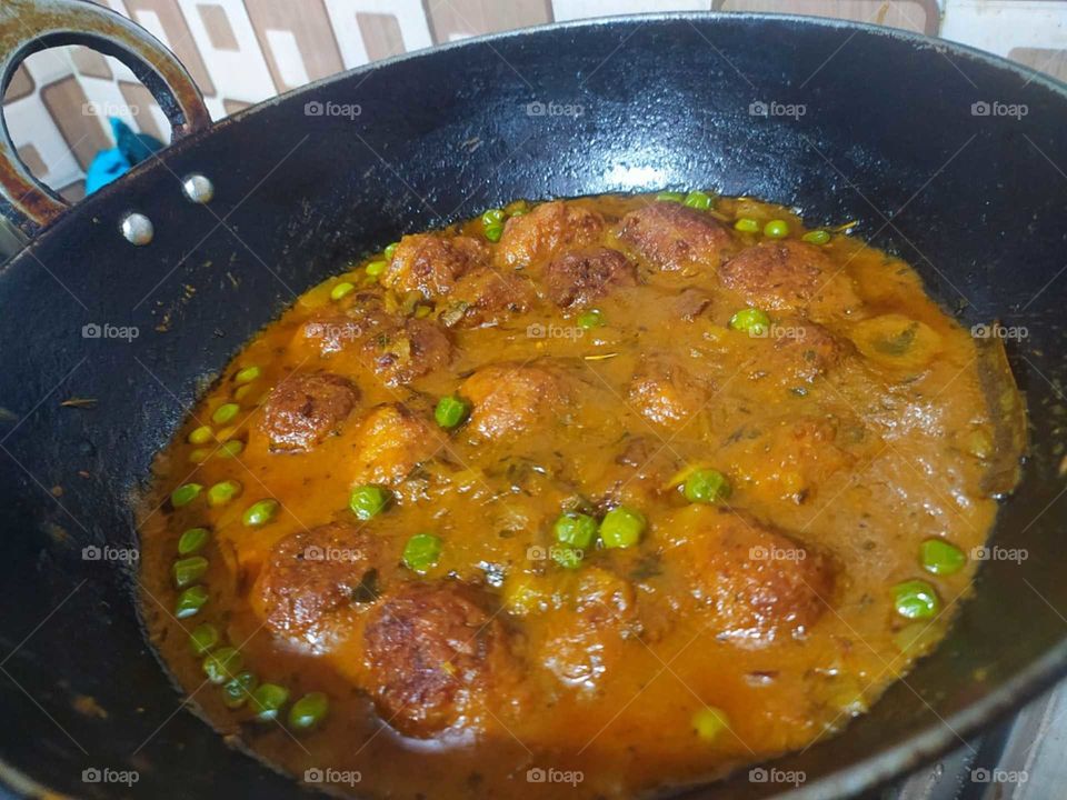 Boiled and roasted eggs were cooked in a spicy onion-tomato gravy. The sweetness from onion and tomatoes blends exotically with the Garam masala and spice powders. The more the onions were, the tastier the dish turns out to be.