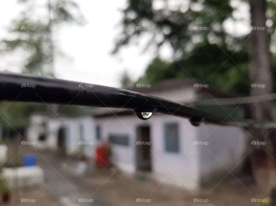 rain drops sitting on the wire