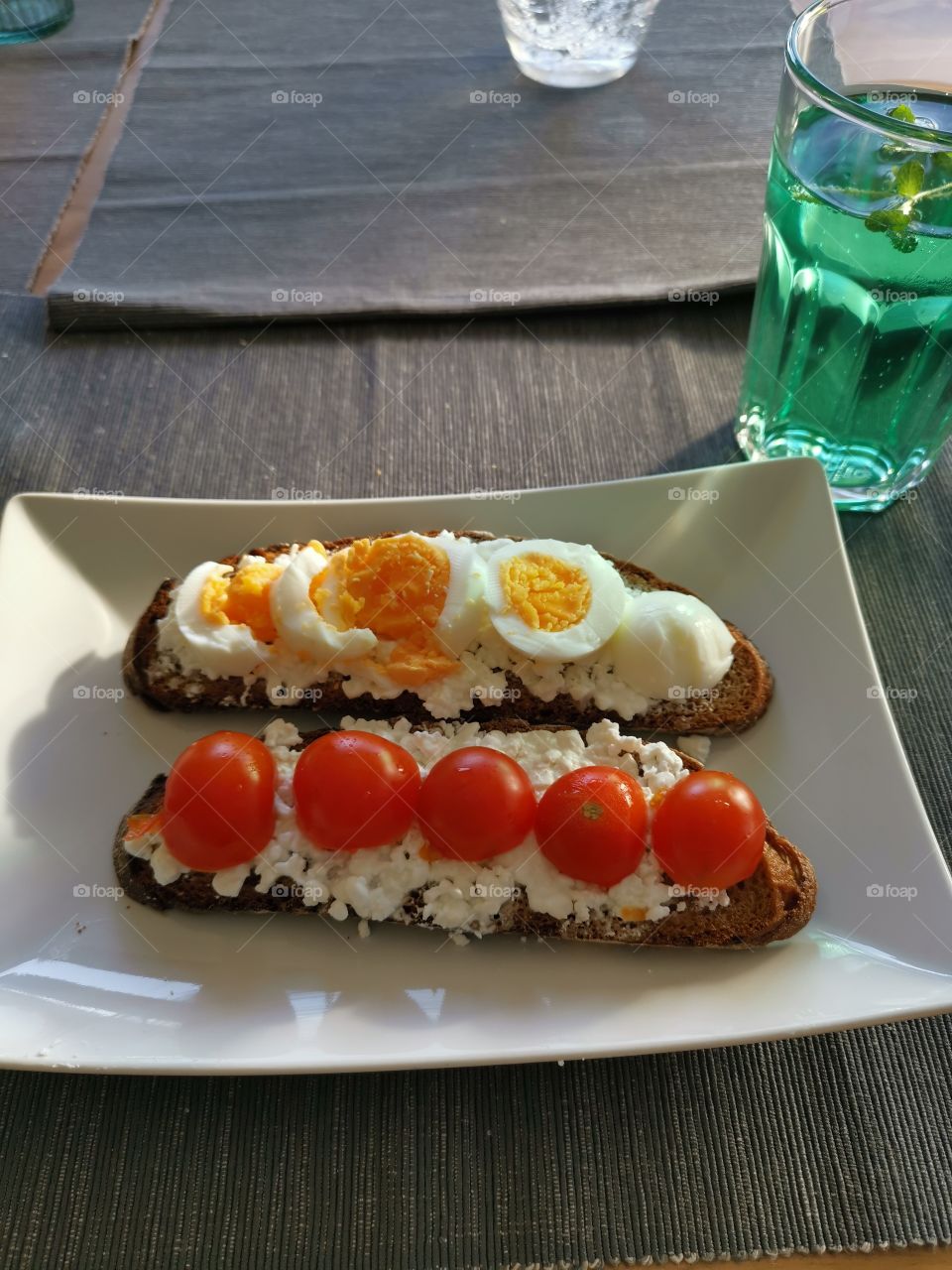 Minz-blaues Getränk mit gesundem Essen