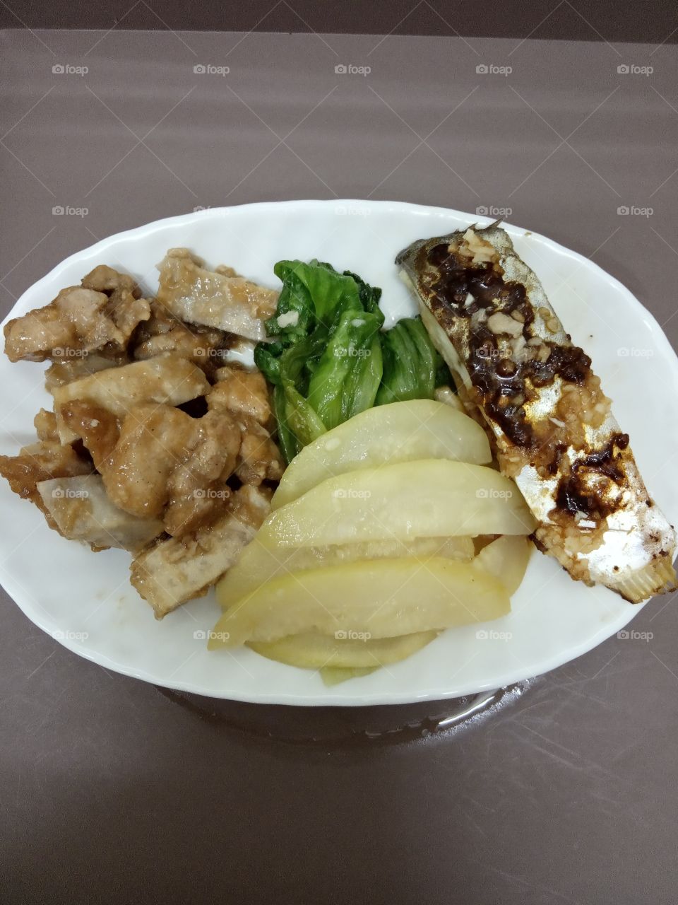 a complete set of dinner dish