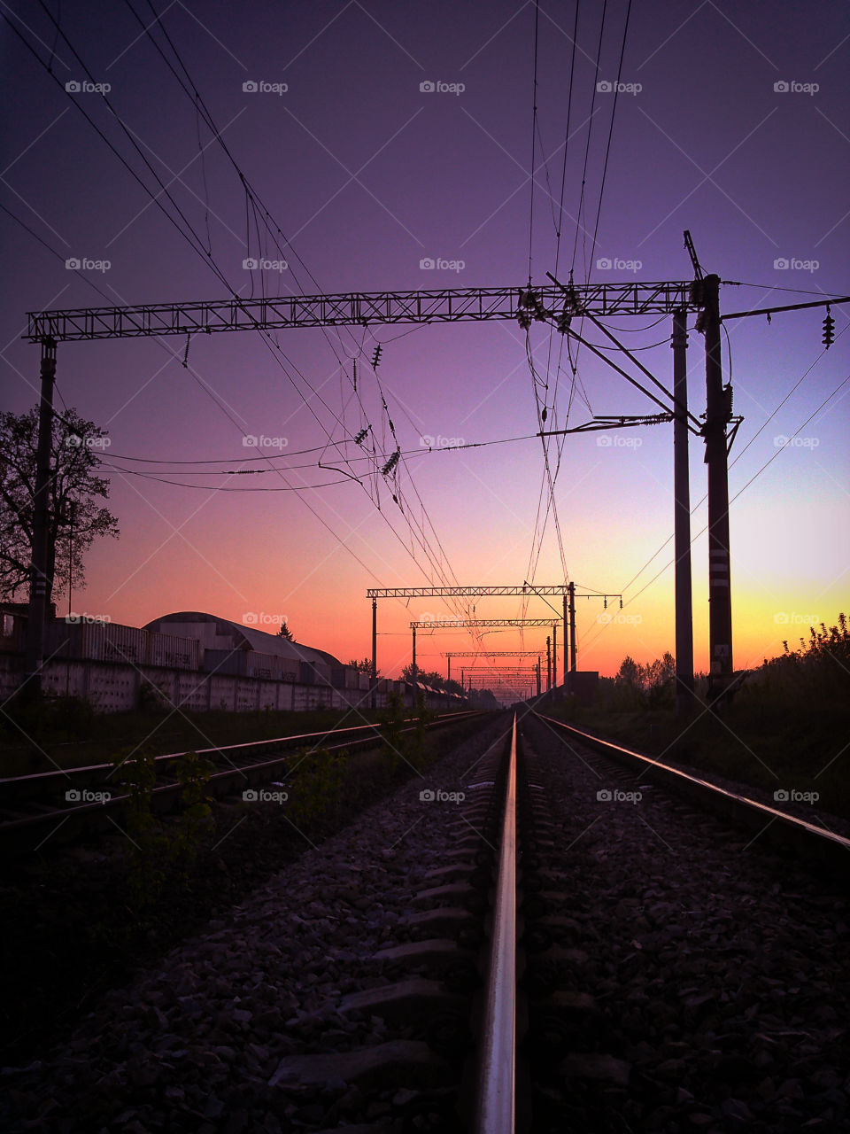 заход солнца на железной дорогой...