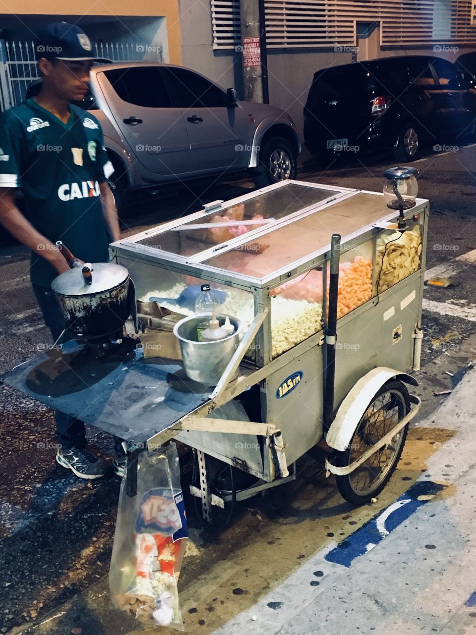 Um esforçado pipoqueiro e seu carrinho no meio da noite. Há pessoas esforçadas nesse Brasil, que merecem atenção e respeito. 