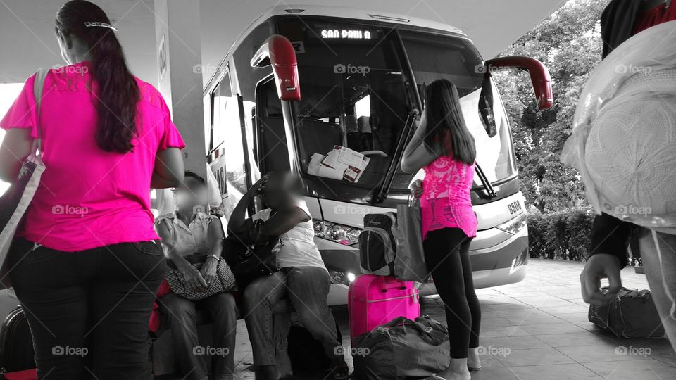Pessoas com roupas e objetos, com a vibrante cor magenta em destaque. "Ou pink". Ônibus ao fundo.