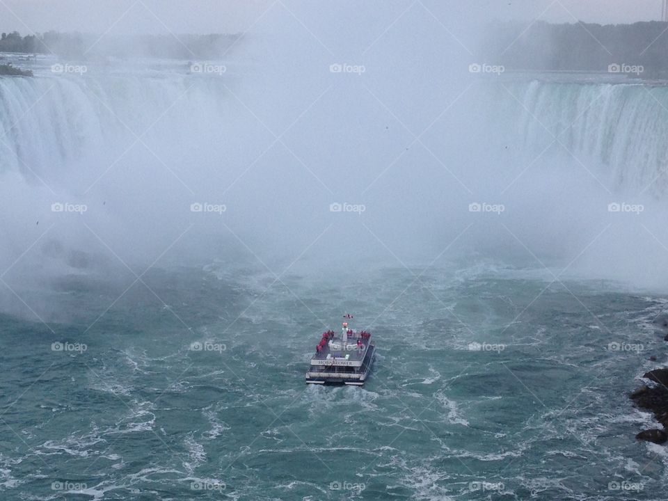 Maid of the Mist entering the horseshoe falls
