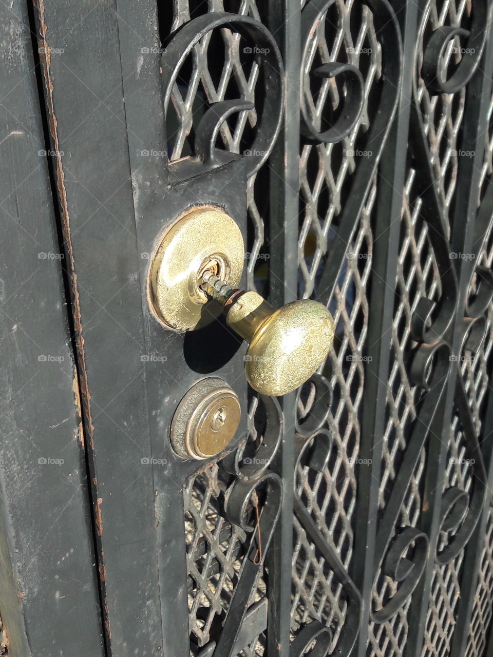 A broken door knob and lock in need of repair.