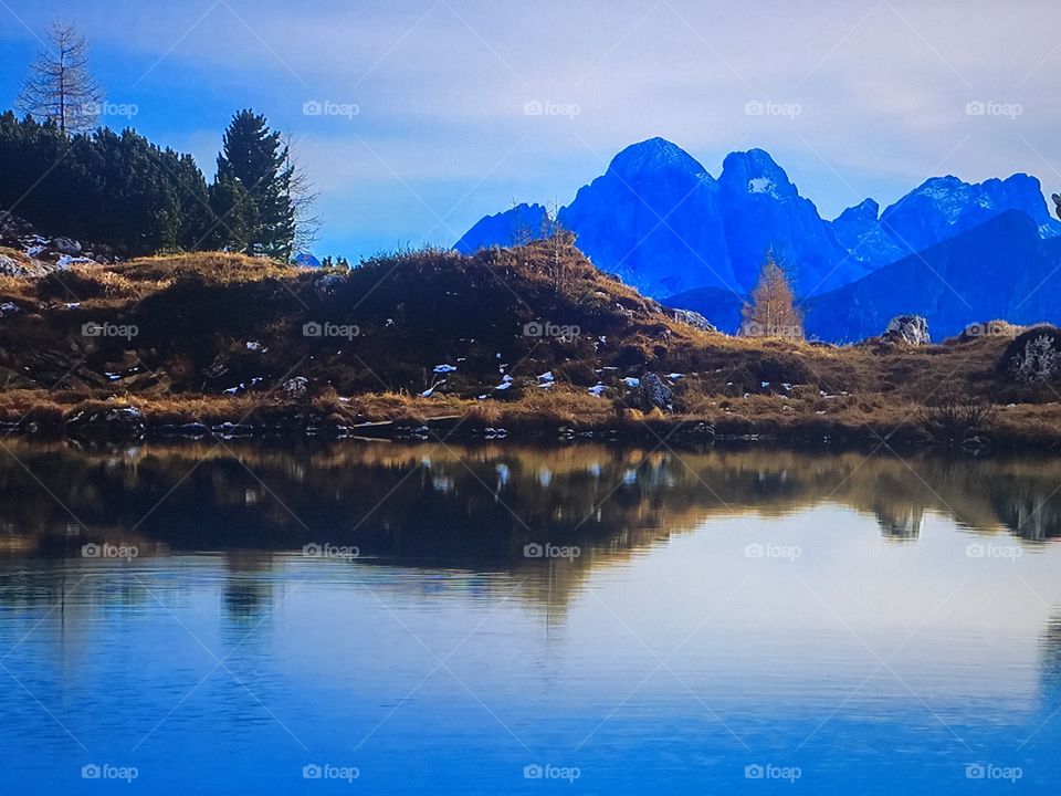Sunny blue mountains 