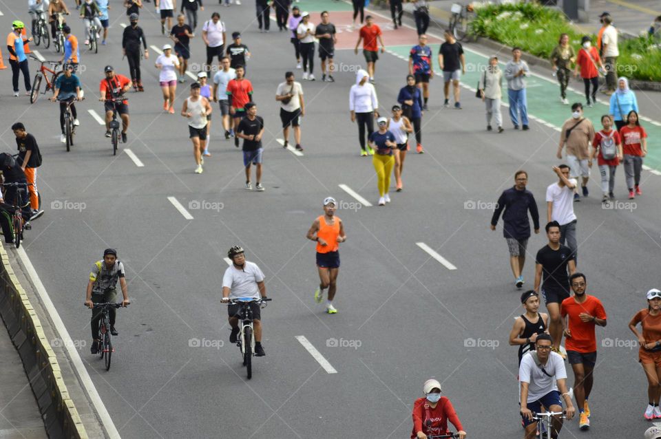 A number of athletes are running on the streets of Jakarta, car-free day, Jakarta 15 January 2023