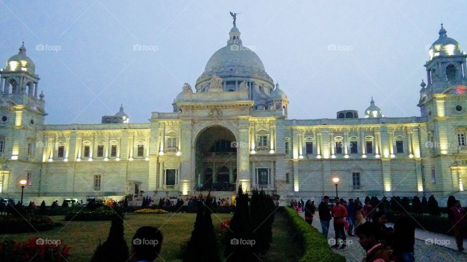 It's Victoria memorial hall which is located on Kolkata in INDIA. If you remember Rani Elizabeth,then you should know about this.