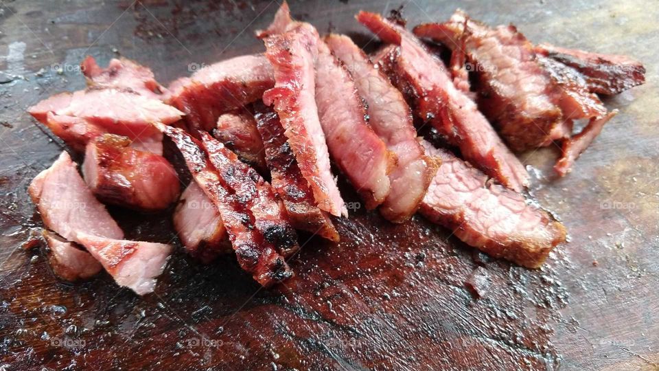 Carne assada em churrasco, uma delícia.