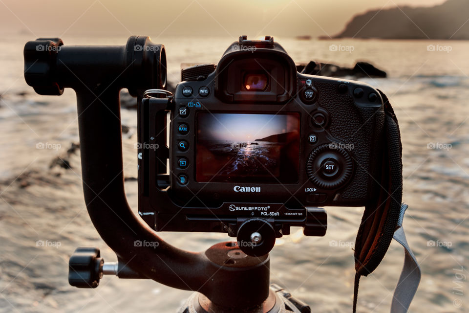 capturing sunset by the beach using Canon DSLR