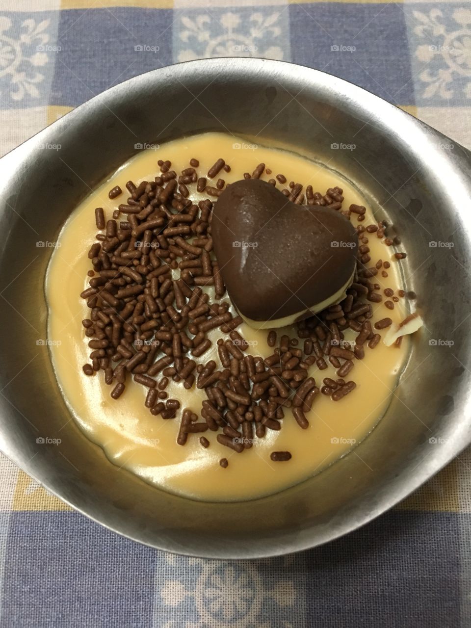 Um delicioso doce de #chocolate branco e chocolate preto, com cobertura de granulado de #brigadeiro!
É isso que nos espera...
Hum...
😋
#gostosura
#culinária brasileira