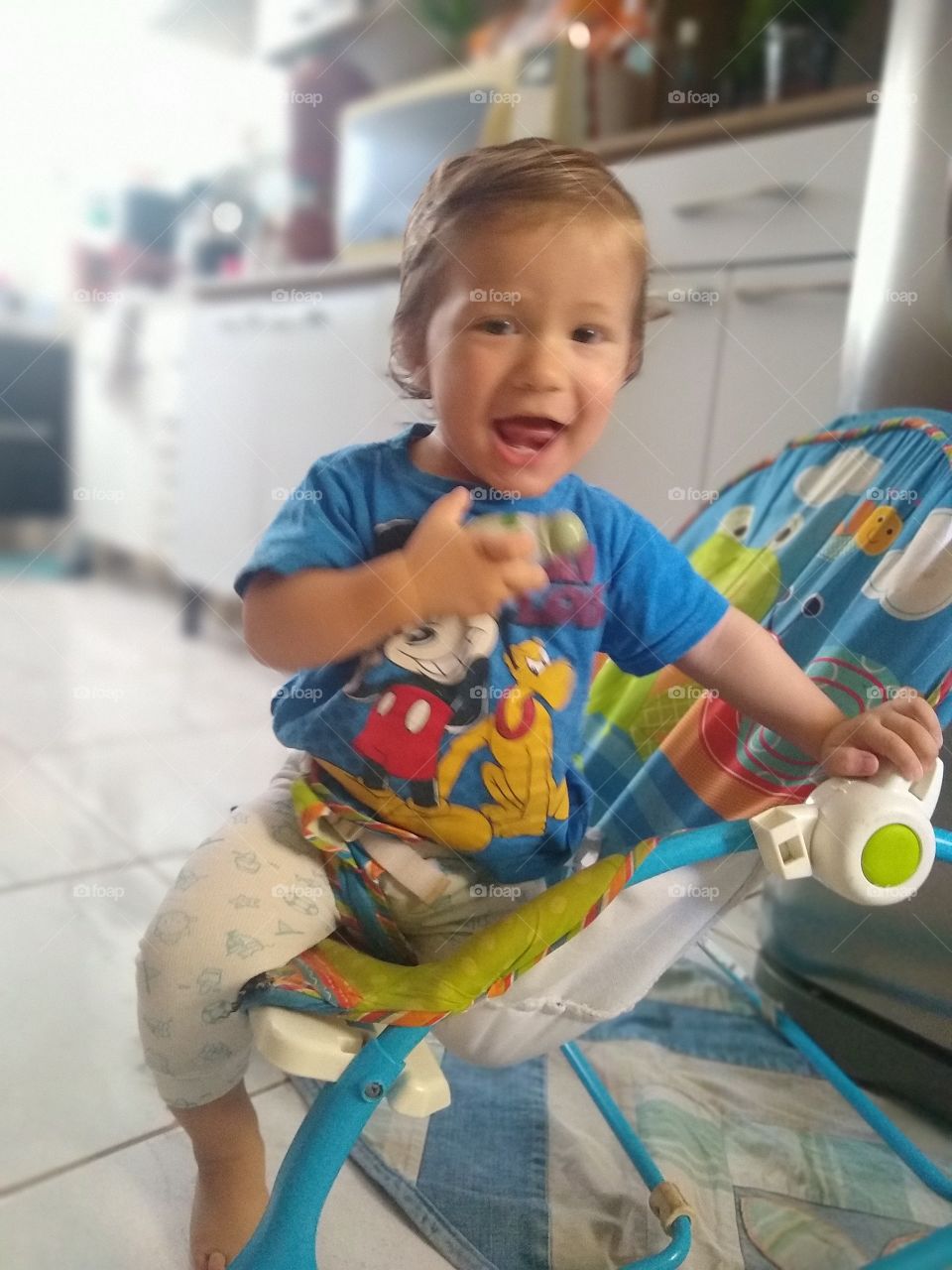 Clic de bebê alegre e arteiro