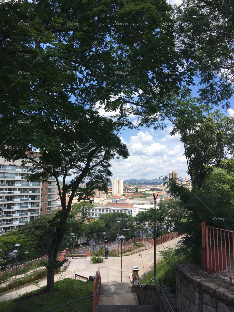 Esplanada Monte Castelo, em Jundiaí. A vista do final da Rua Barão (ou melhor: início) para a Vila Arens é extremamente bonita! 