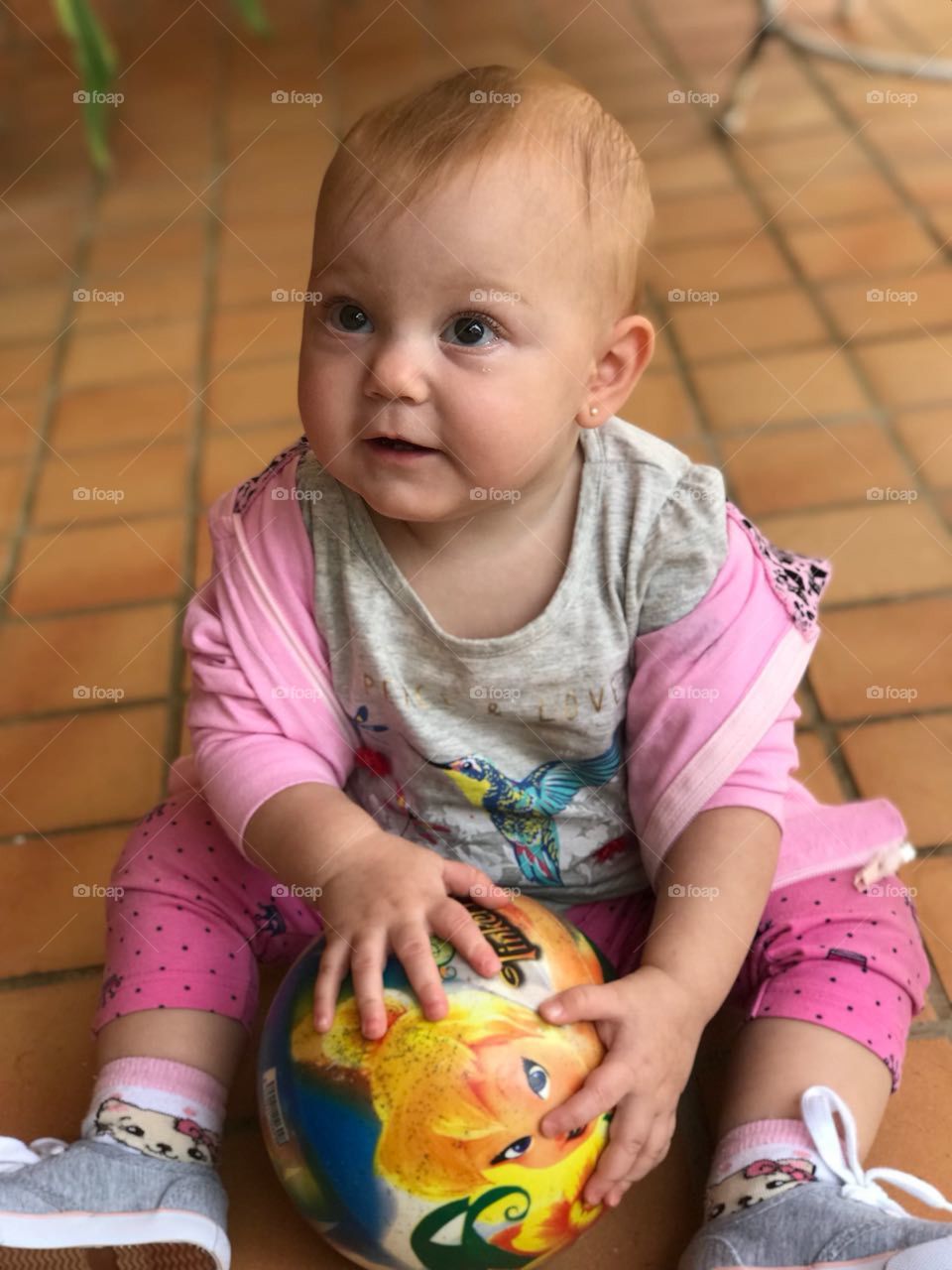 Minha pequena Estela com a bola na mão para brincar. Como a vida é generosa conosco!