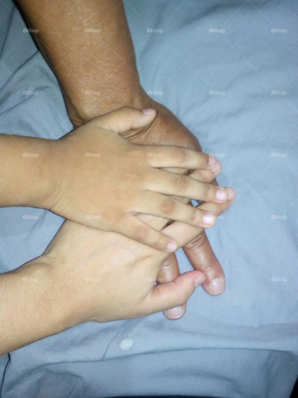 Manos juntas, representando un momento valioso de unidad 🤝