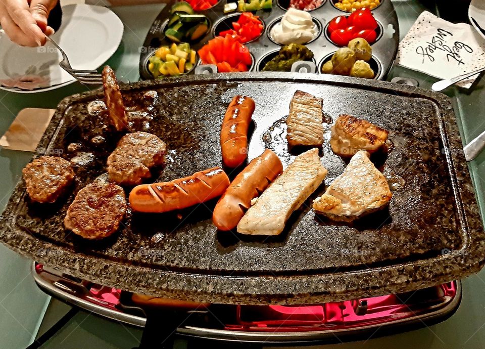 Raclette mit Fleisch,  Wurst und Gemüse,  lecker