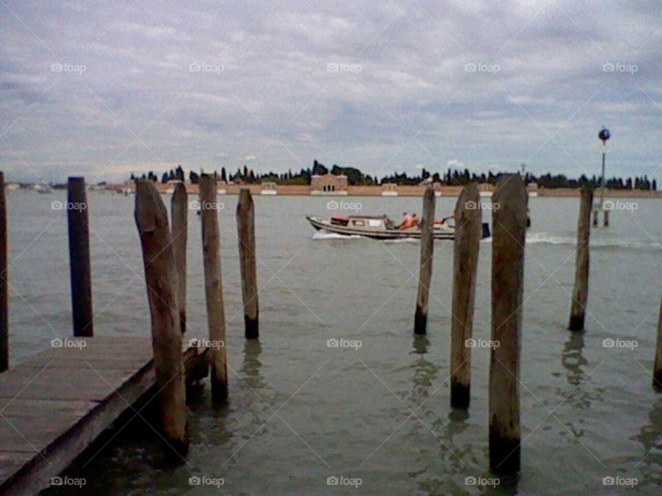 nur so kann man sich in Venedig bewegen , wenn mann ein Insel hupfen machen will , mit einem Boot