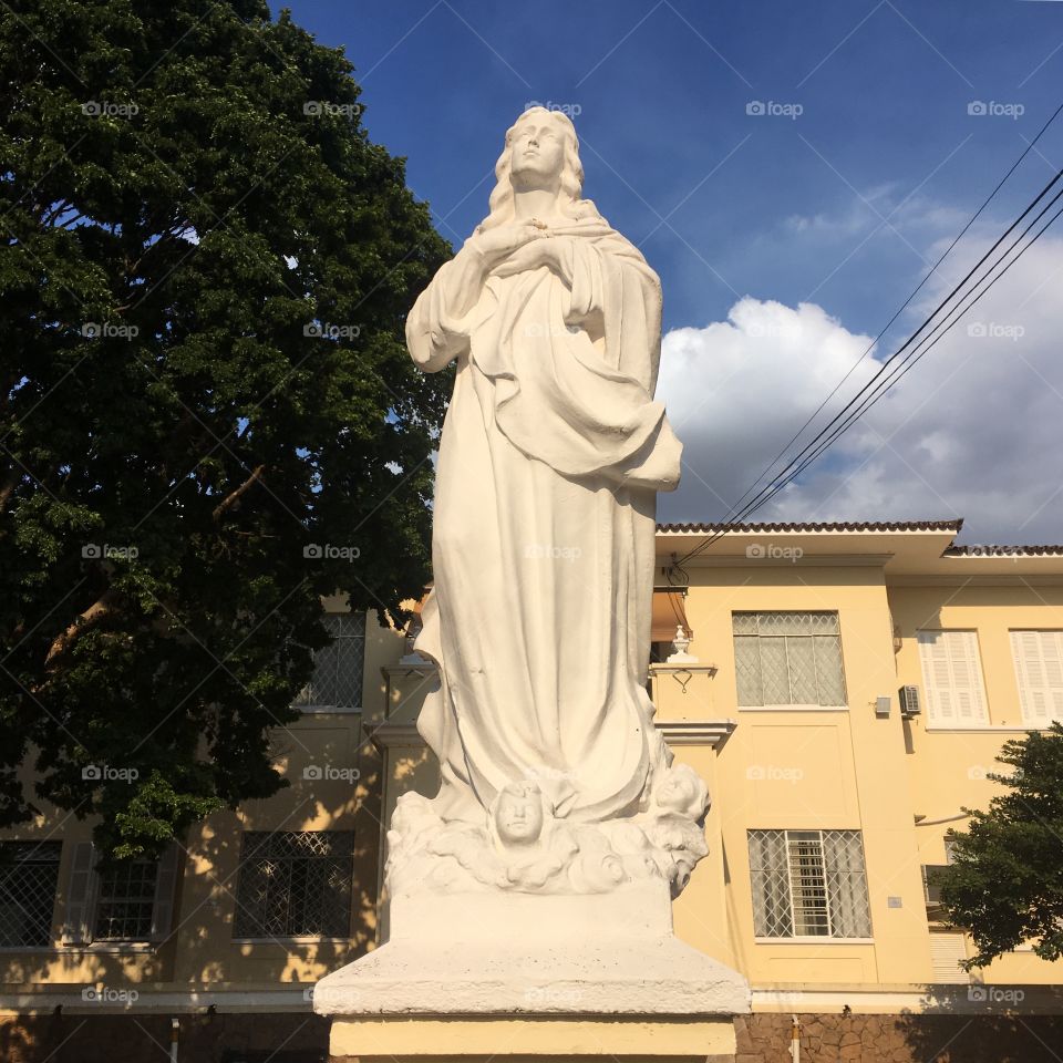 Uma linda imagem da Imaculada Conceição (a Virgem Maria) olhando para o céu. É a entrada da Universidade São Francisco, em Campinas. Muito bonita!