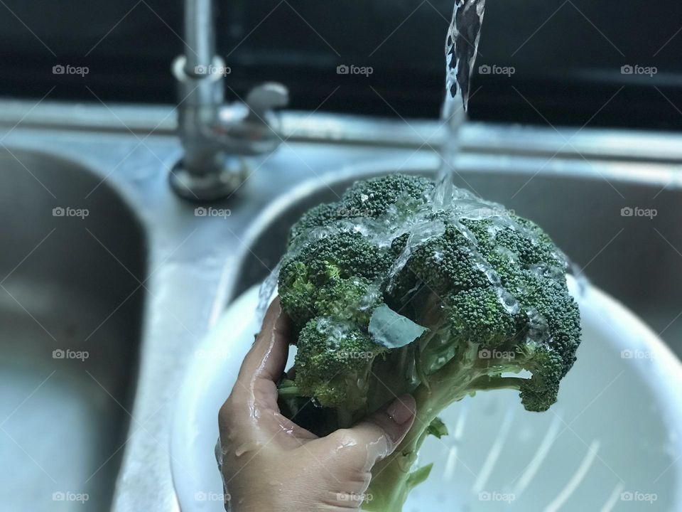 Cleaning broccoli with running water 💧