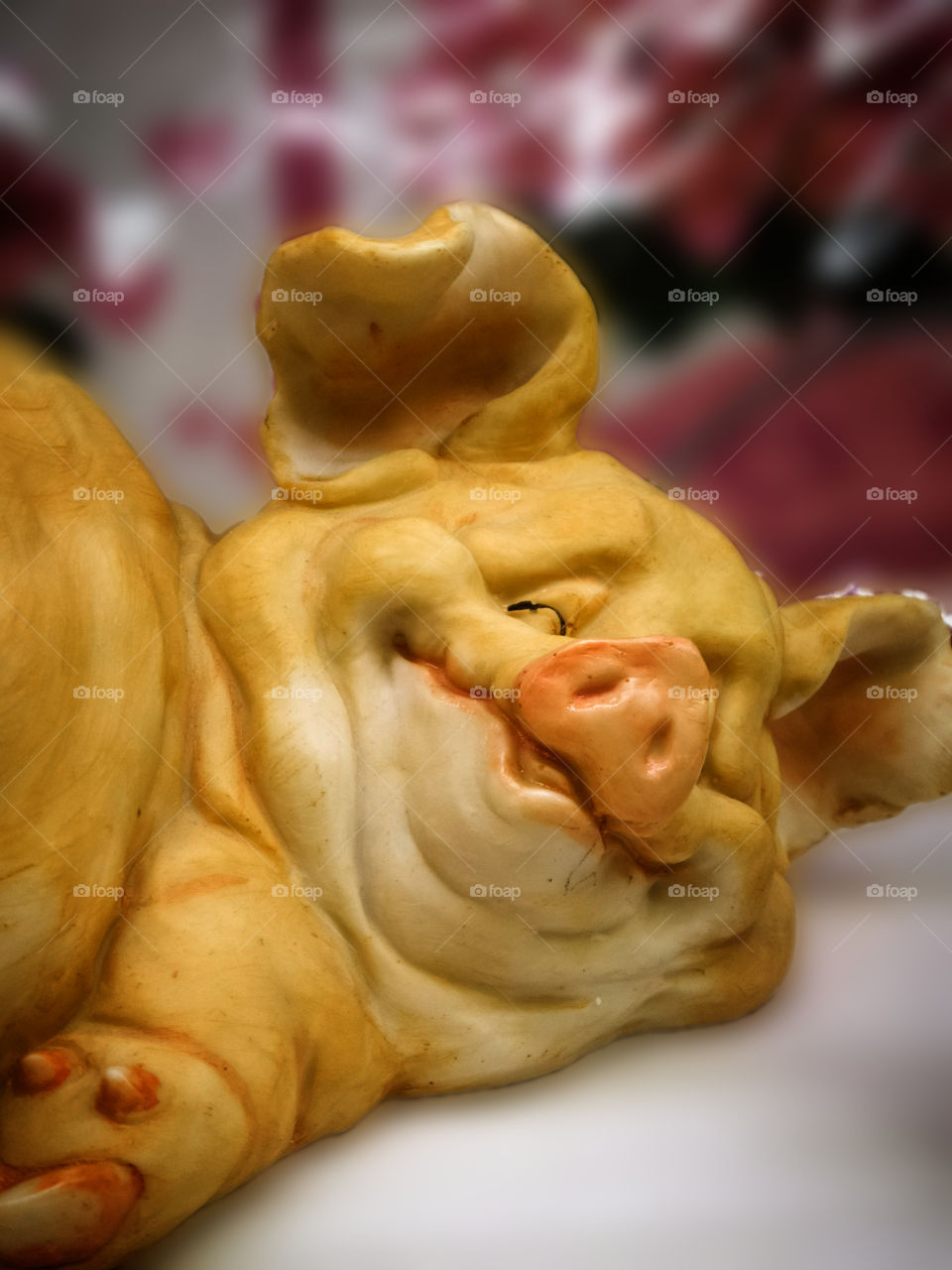 Statue of a piglet who smiles