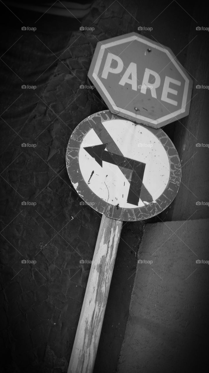 Pare, proibido virar à esquerda.