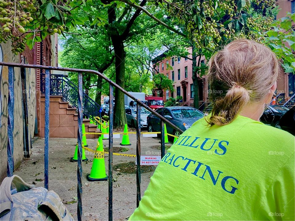 „Timothy“ likes watching this block here on „Waverly St“ in „Clinton Hill“, Brooklyn, NY. We wait here frequently for our ride. 2022. Hypnotic Productions