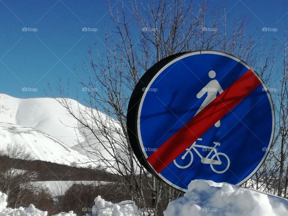 Strange street signals on the snow😯
2000 mt altitude