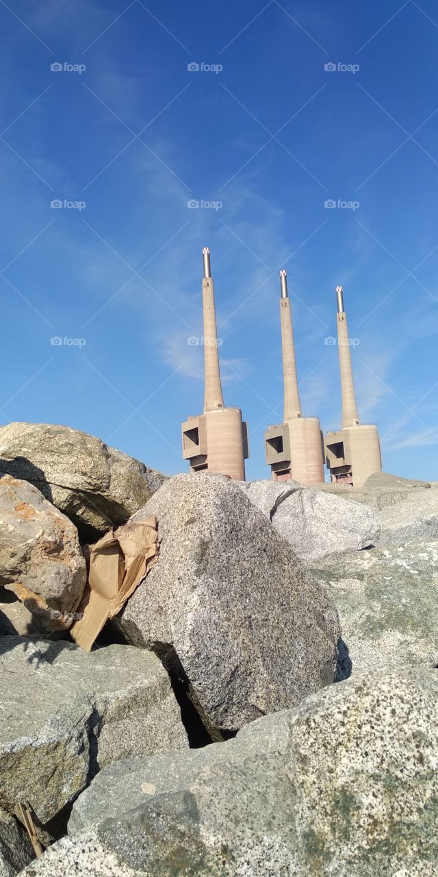 tres chimeneas sobre rocas