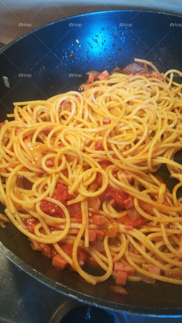 espaguete na frigideira