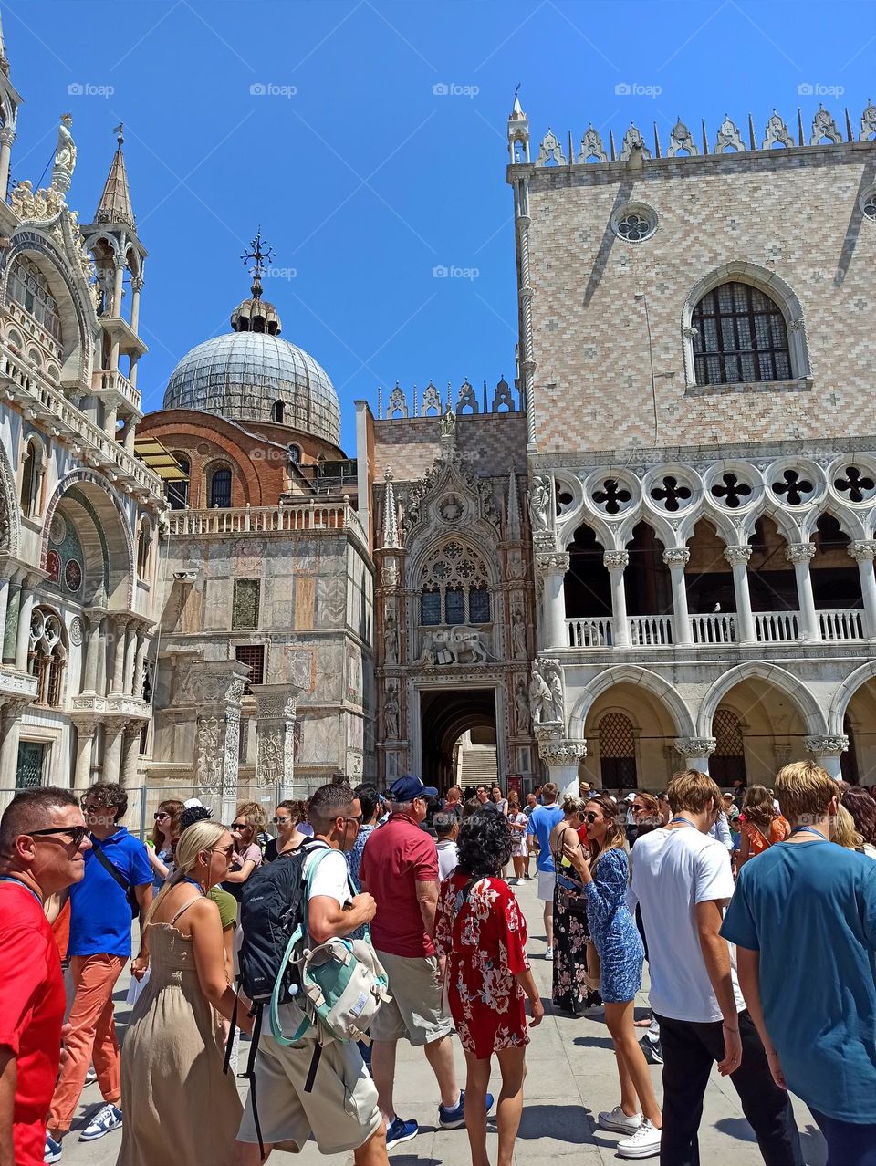 Introducing the Crowds Revolution ! Venice.
people, crowd, tourists, excursion, pilgrims.