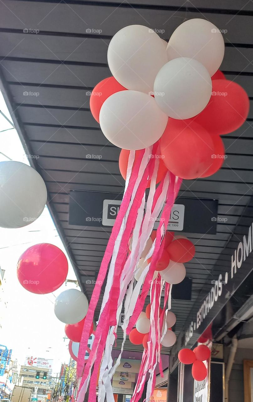 A decoração  com balões é um clássico das comemorações  e promoções.