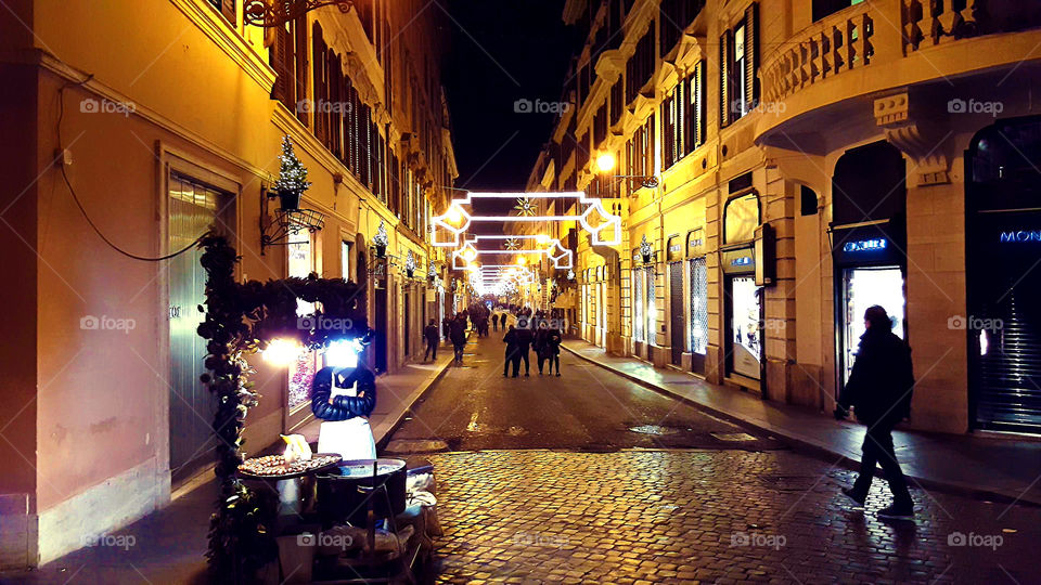 Christmas in Rome. Via del Condotti. No chestnut can warm the feeling of emptiness caused by the closed for renovation Spanish steps.