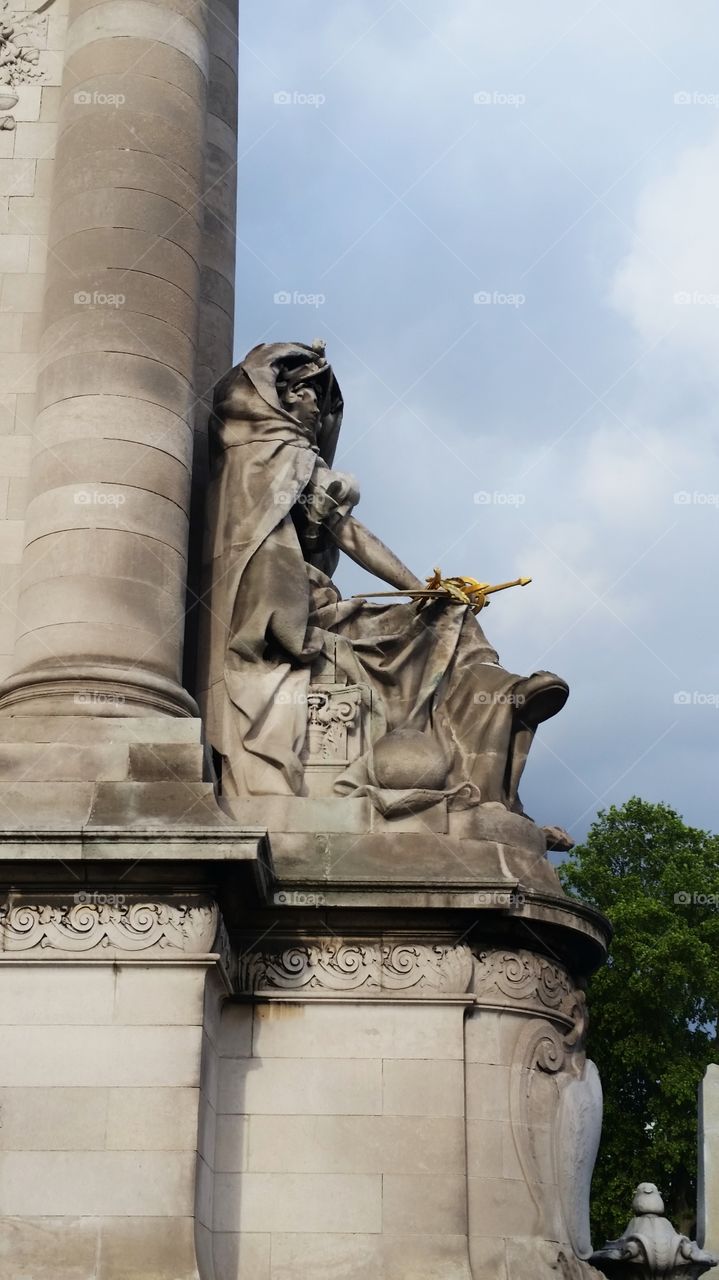 Sculpture in Bridge of the Senna river.